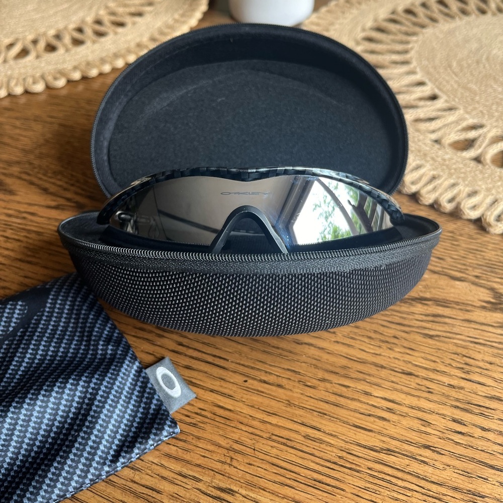 Oakley sunglasses - Picture 2 of 3